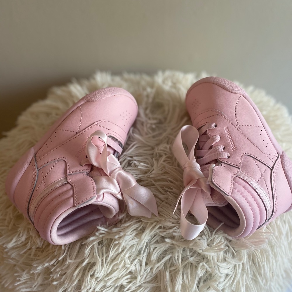 Reebok classic Pink sneaker with bow